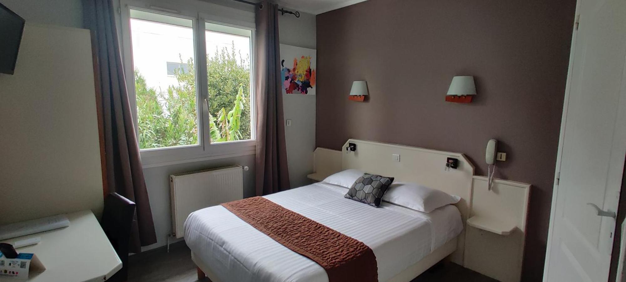 Logis Hotel Les Bleuets Royan Bagian luar foto