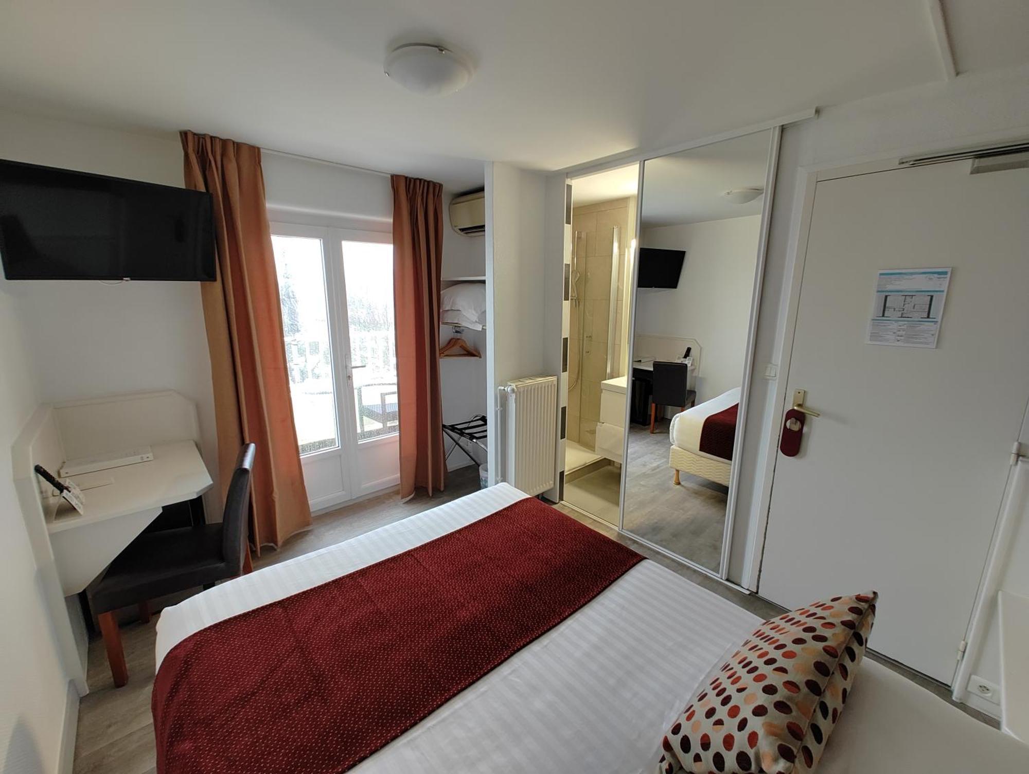 Logis Hotel Les Bleuets Royan Bagian luar foto